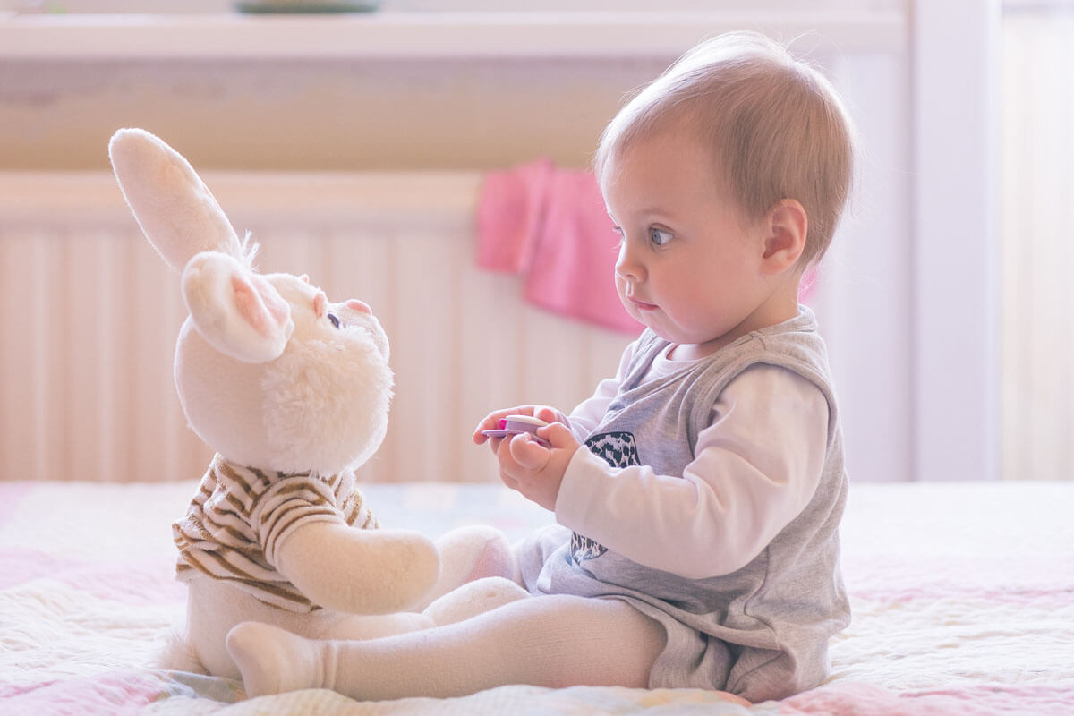  Der kreative Umgang mit Spielzeug gehört zur Entwicklung eines Babys dazu. 
